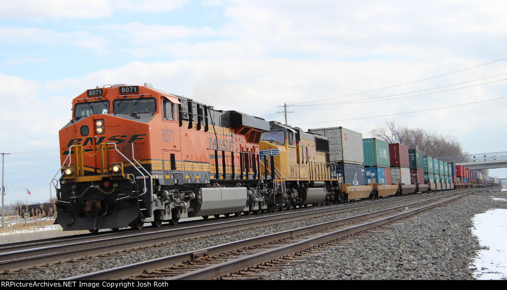 BNSF 8071 & UP 4580